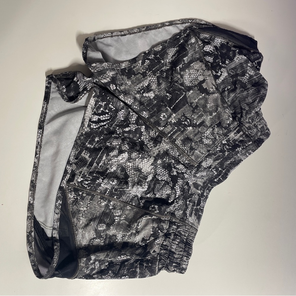 Lululemon size 4 black & white shorts